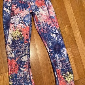 Cali-Carrie Underwood crop leggings